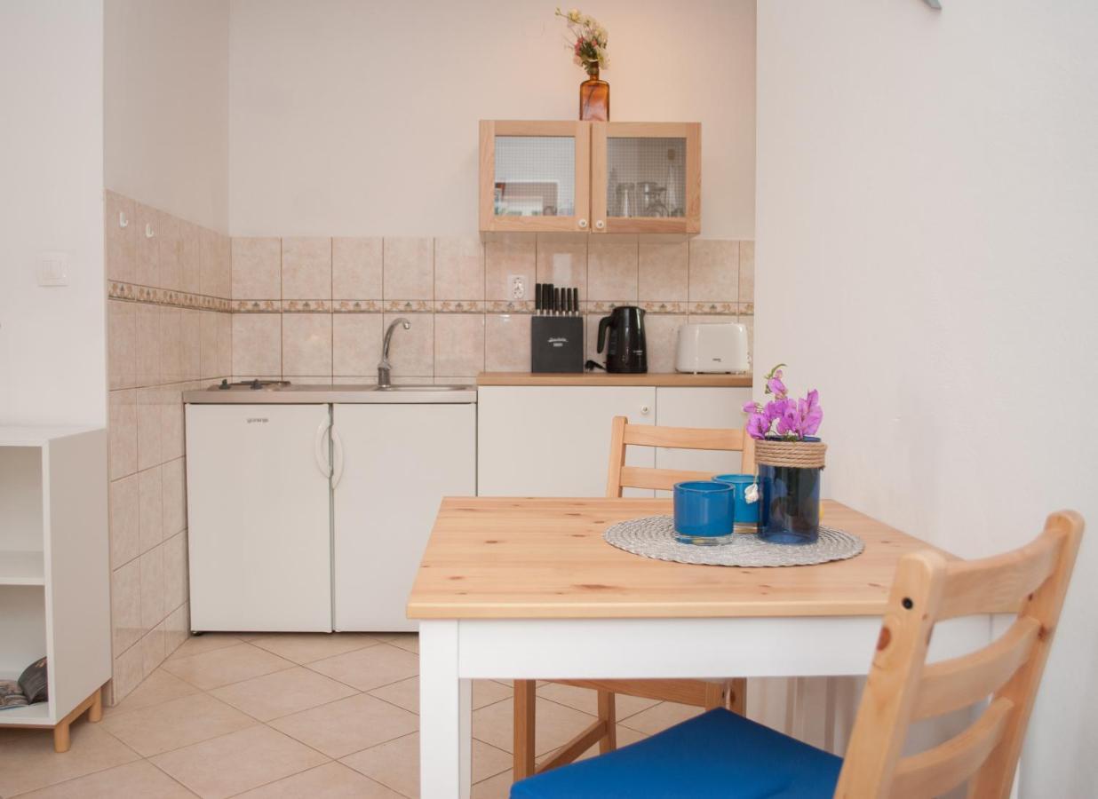 Apartments Dilk Вис Екстериор снимка