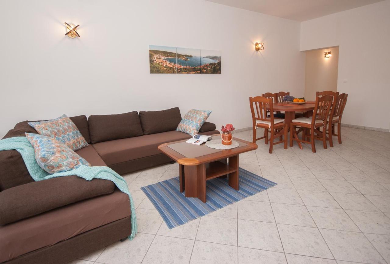 Apartments Dilk Вис Екстериор снимка