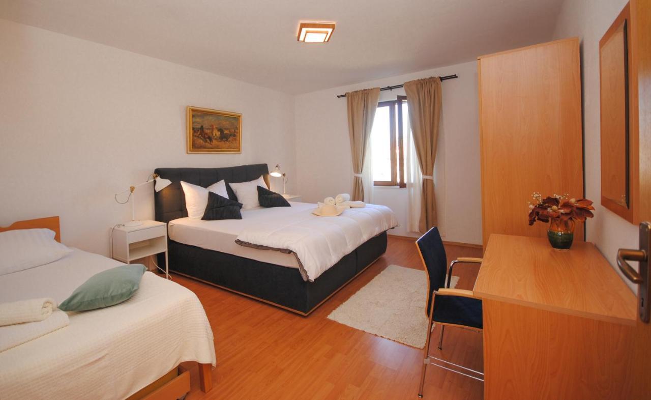 Apartments Dilk Вис Екстериор снимка