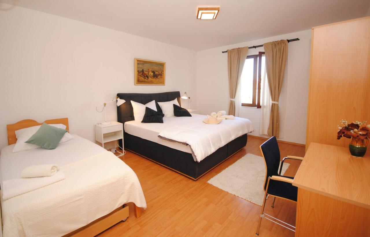 Apartments Dilk Вис Екстериор снимка