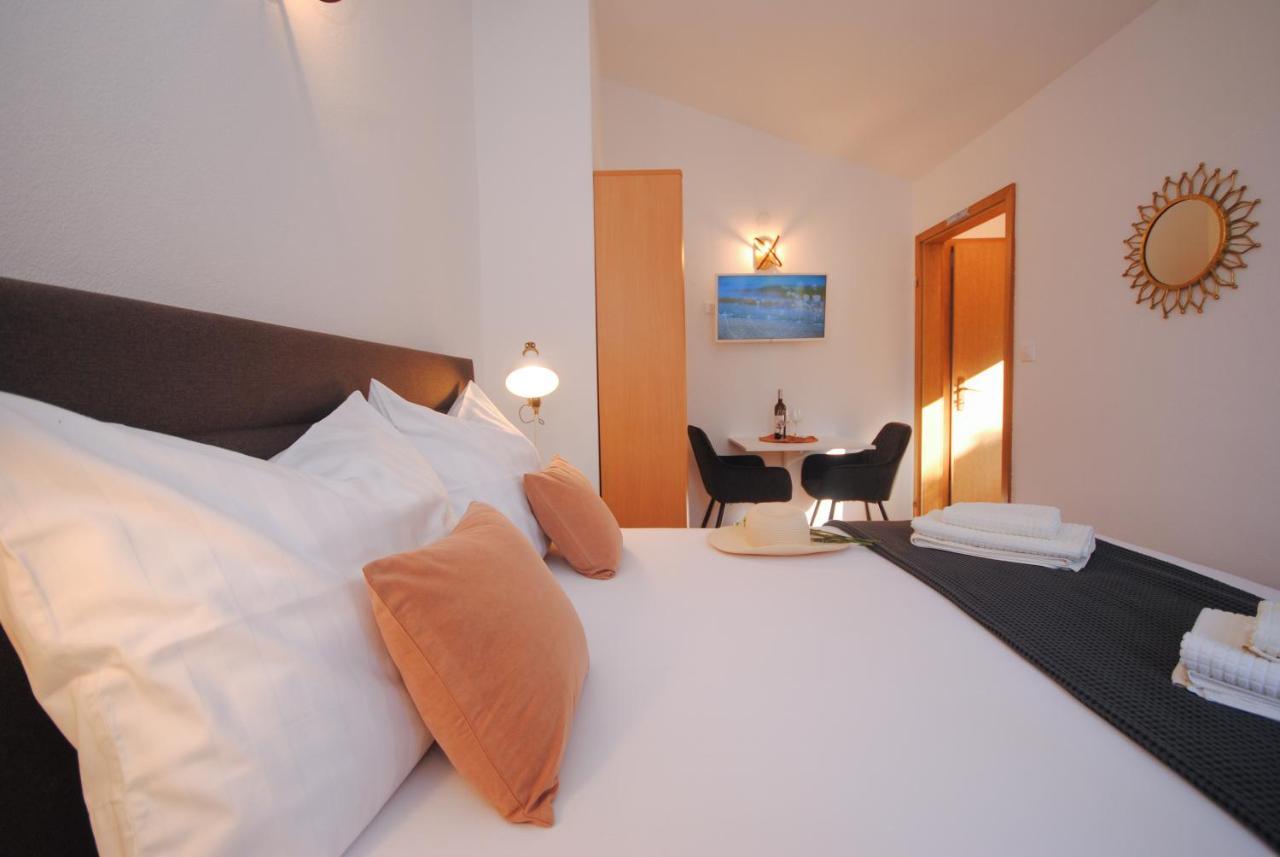 Apartments Dilk Вис Екстериор снимка